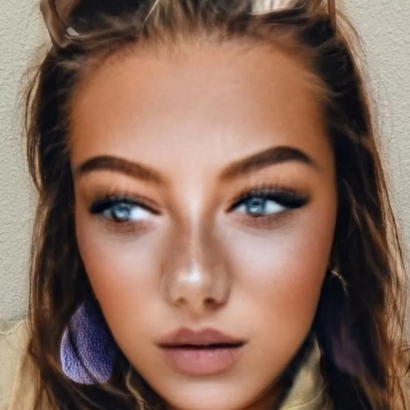 Meet your Posher, Talia - Picture 2 of 2